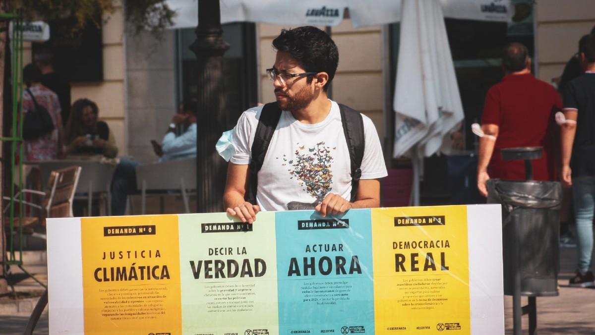 Mauricio Misquero, investigador aeroespacial, durante una protesta contra la crisis climática.