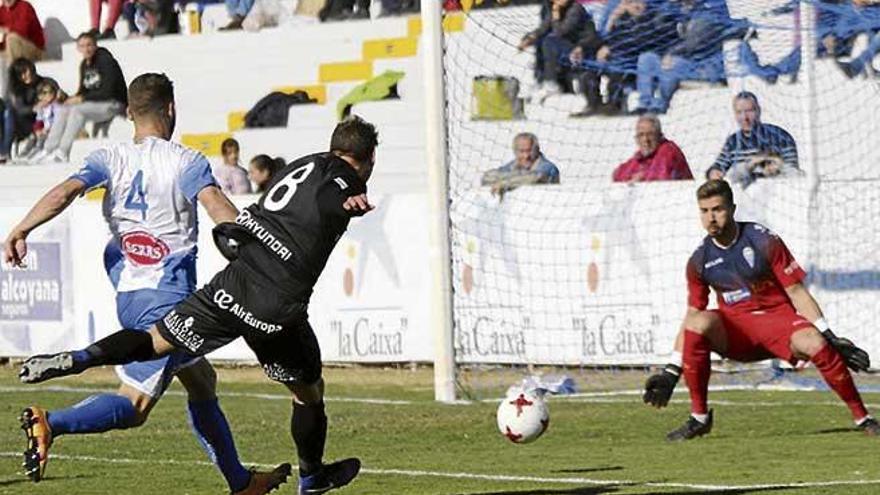 Kike López tuvo en esta internada en el área la ocasión de poner el 0-1 en el marcador en la oportunidad más clara y casi única del Baleares, pero Koke lo evitó con el pie.