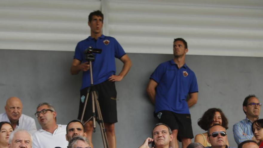 Edu Albacar, ayer en Santa Pola, en la grada, junto al analista Beñat, grabando el partido ante el Almoradí