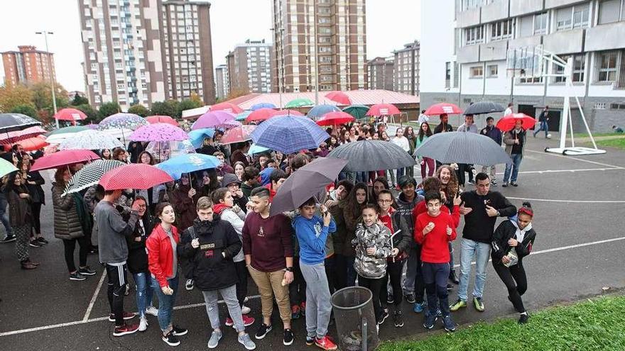 Estudiantes y acompañantes, ayer, durante la protesta.