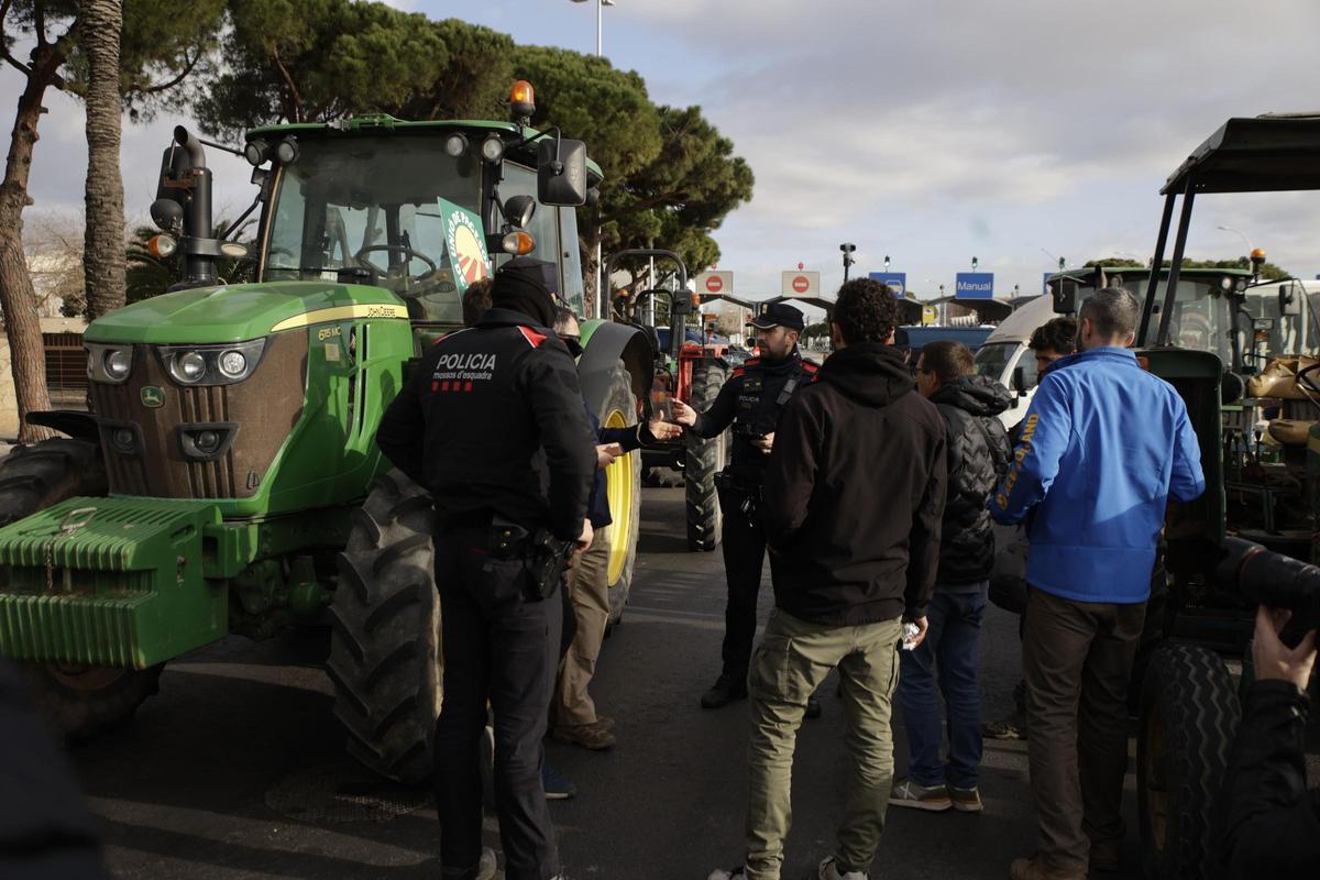 Manifestación de agricultores en una autovía próxima a Barcelona.