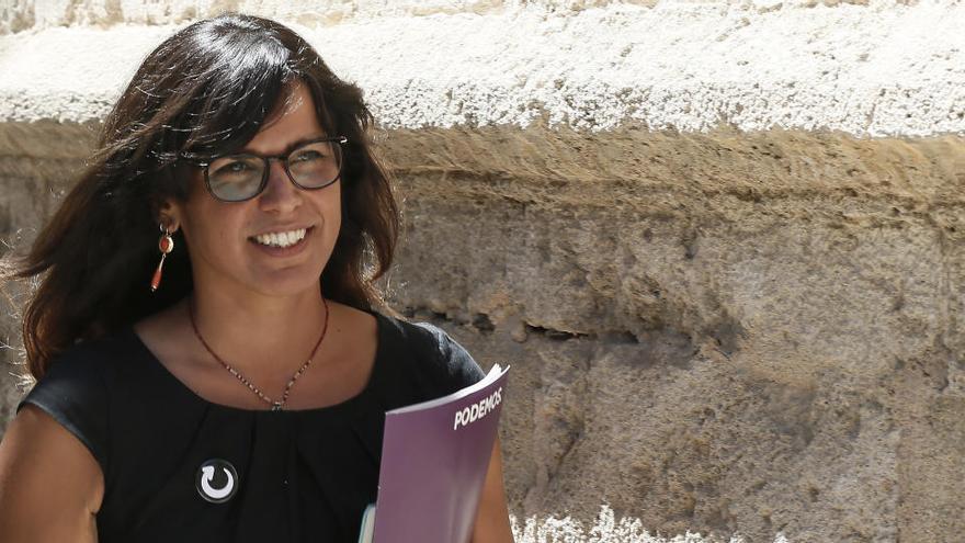 La líder andaluza de Podemos, Teresa Rodríguez, a su llegada al pleno del Parlamento andaluz.