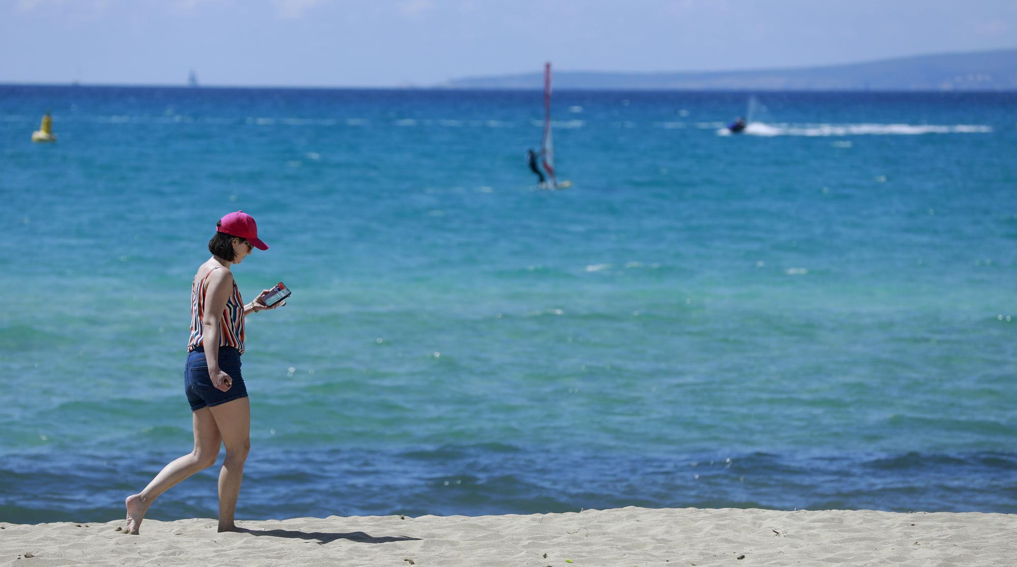 Endlich wieder Mallorca: So genießen die Menschen den Strand an der Playa de Palma