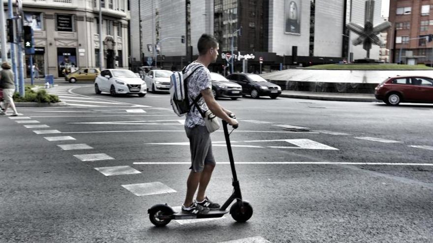 Un usuario de patinete eléctrico, en una imagen reciente por el centro de Alicante