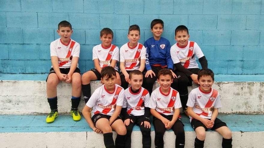 Los benjamines de la Escola de Fútbol Silleda juegan hoy la fase final en Caldas.