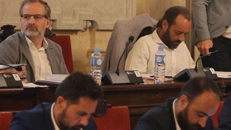 Gonzalo Sichar, a la izquierda, durante el pleno.