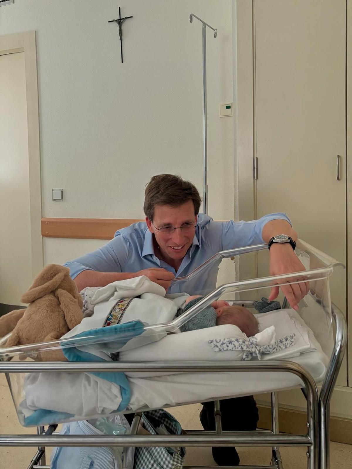 Almeida compartía esta imagen en sus redes sociales para anunciar el nacimiento de su hijo Lucas