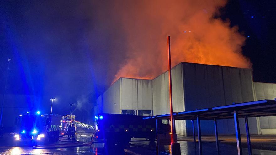 Aparatoso incendio en una fábrica de pimentón en Cabezo de Torres