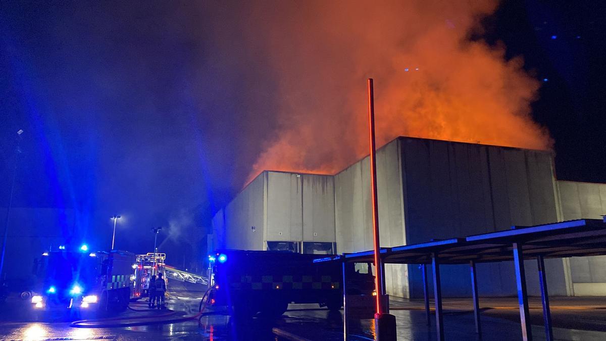 Un aparatoso incendio tenía lugar de madrugada en una fábrica de pimentón en la población de Cabezo de Torres, en Murcia.