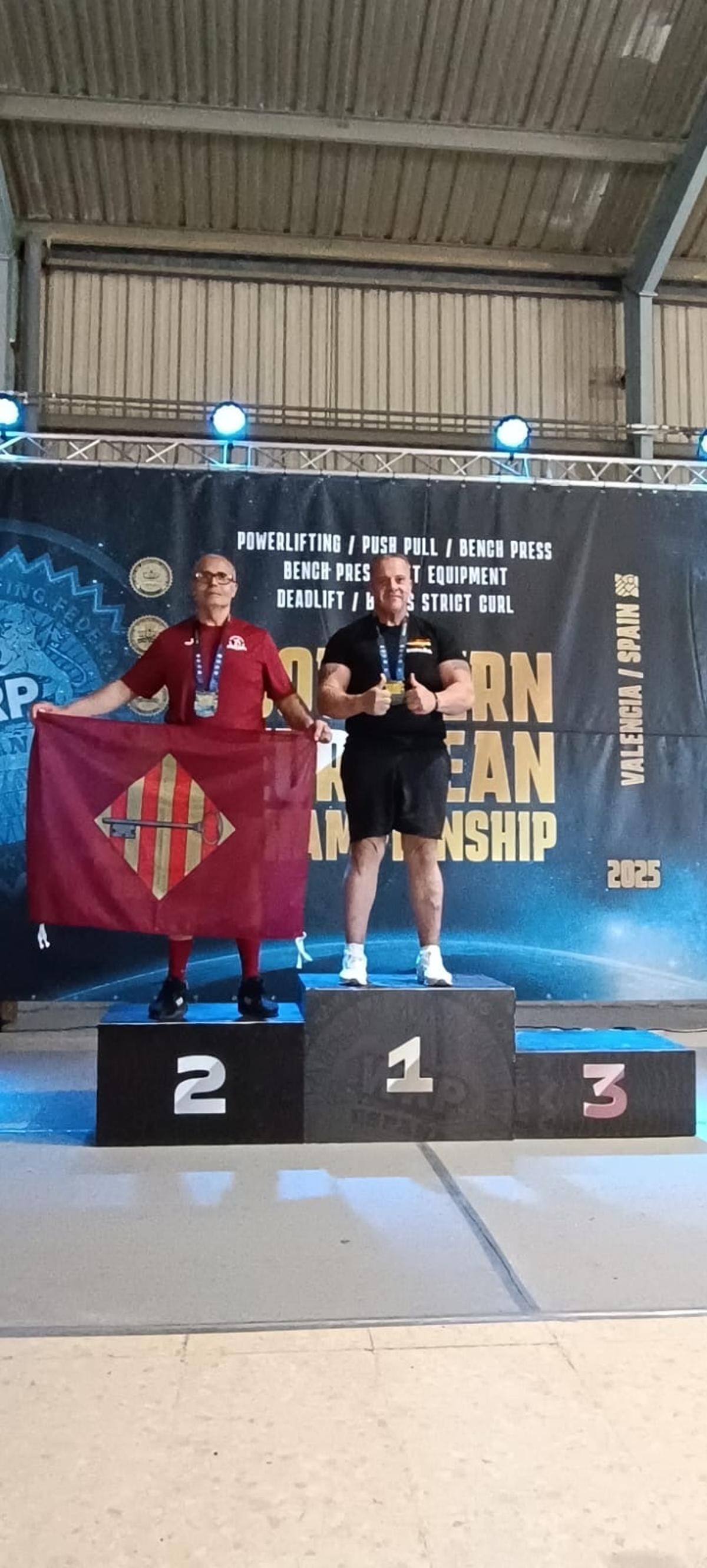 Toni Gordó,  plata en press de banca raw .