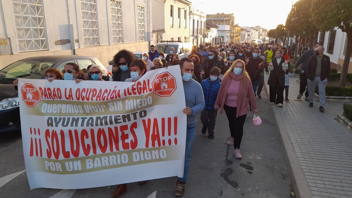 Un momento de la manifestación desde la calle Santa Rafaela María a la Plaza de Andalucía de Pedro Abad.