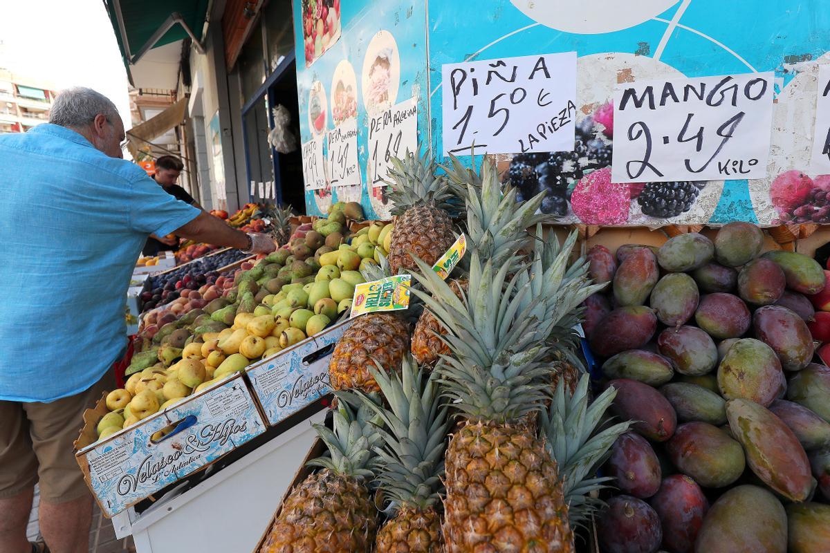 Un hombre compra en una frutería de València, la pasada semana.