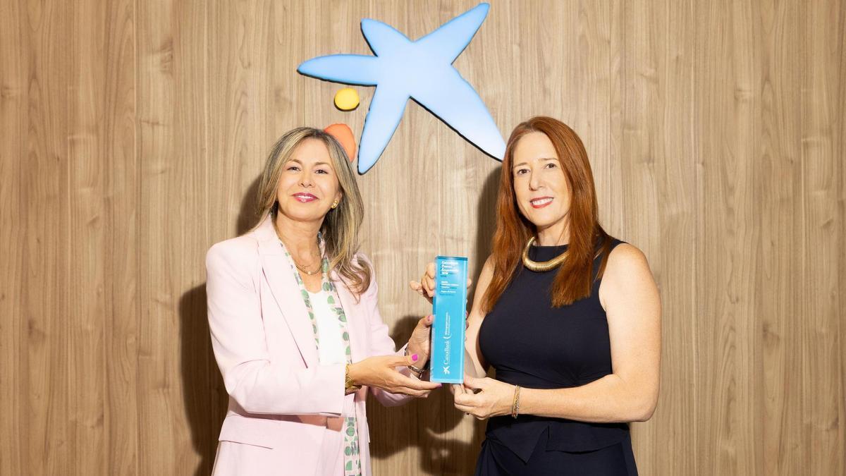 María Cánovas recibe de Olga García Saz (CaixaBank) el Premio Empresaria en la Región de Murcia.