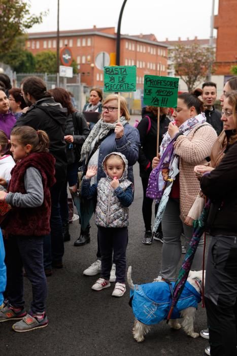 Manifestación frente al Colegio Montevil