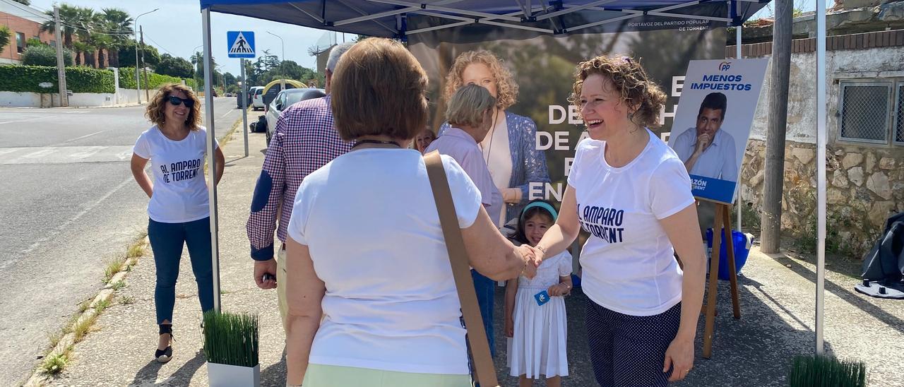 Vecinos de Calicanto con la portavoz del PP de Torrent, Amparo Folgado.