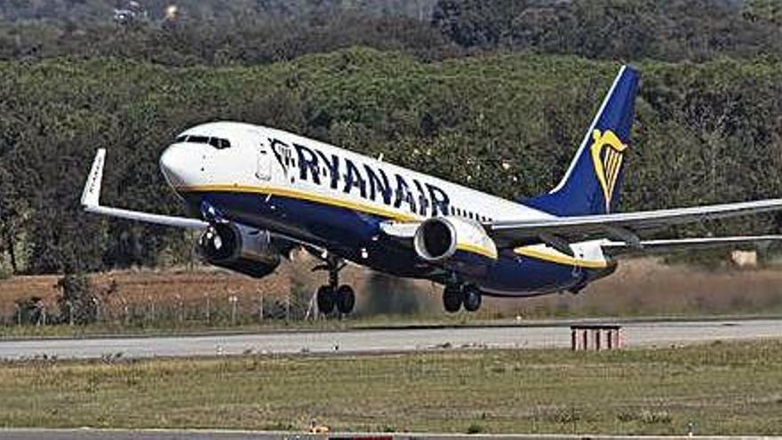 Un avió de Ryanair enlairant-se des de l&#039;aeroport de Girona-Costa Brava.