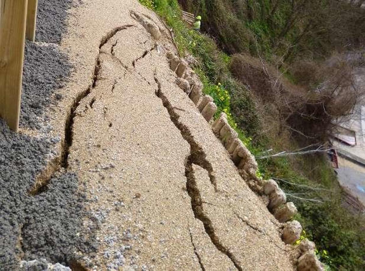 Parte de las grietas de la parte alta del acantilado junto a la carretera