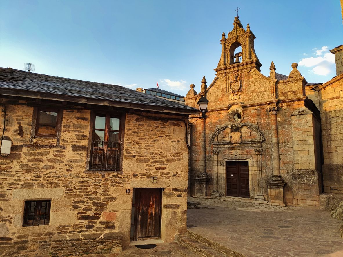 Junto al castillo de los Condes de Benavente se encuentra la iglesia de Santa María del Azogue.