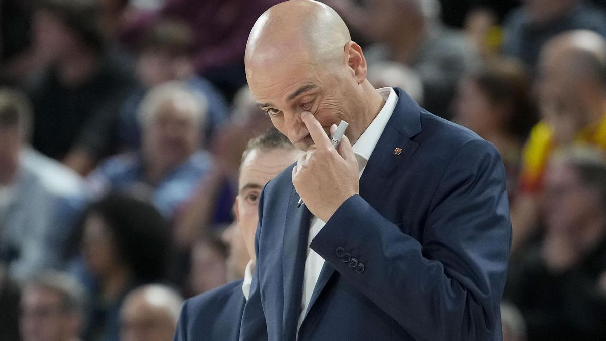 BARÇA BALONCESTO | Peñarroya paga los platos rotos de la decrepitud del Barça y es despedido BARÇA BALONCESTO | Peñarroya paga los platos rotos de la decrepitud del Barça y es despedido