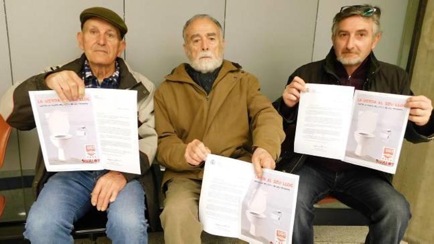 Gran, Martínez i Jiménez amb la carta del ministeri i un cartell per denunciar la pujada molt il·lustratiu