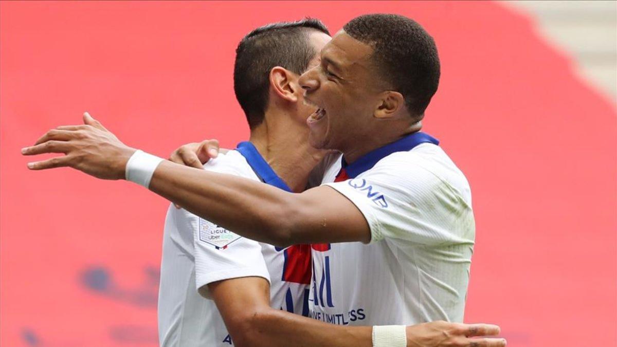 Mbappé y Di María celebran el segundo tanto del partido.