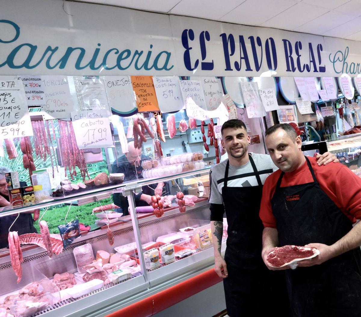 Trabajadores de la carnicería El Pavo Real en su puesto de la plaza de abastos de Vistabella en Murcia. | S.R.T.