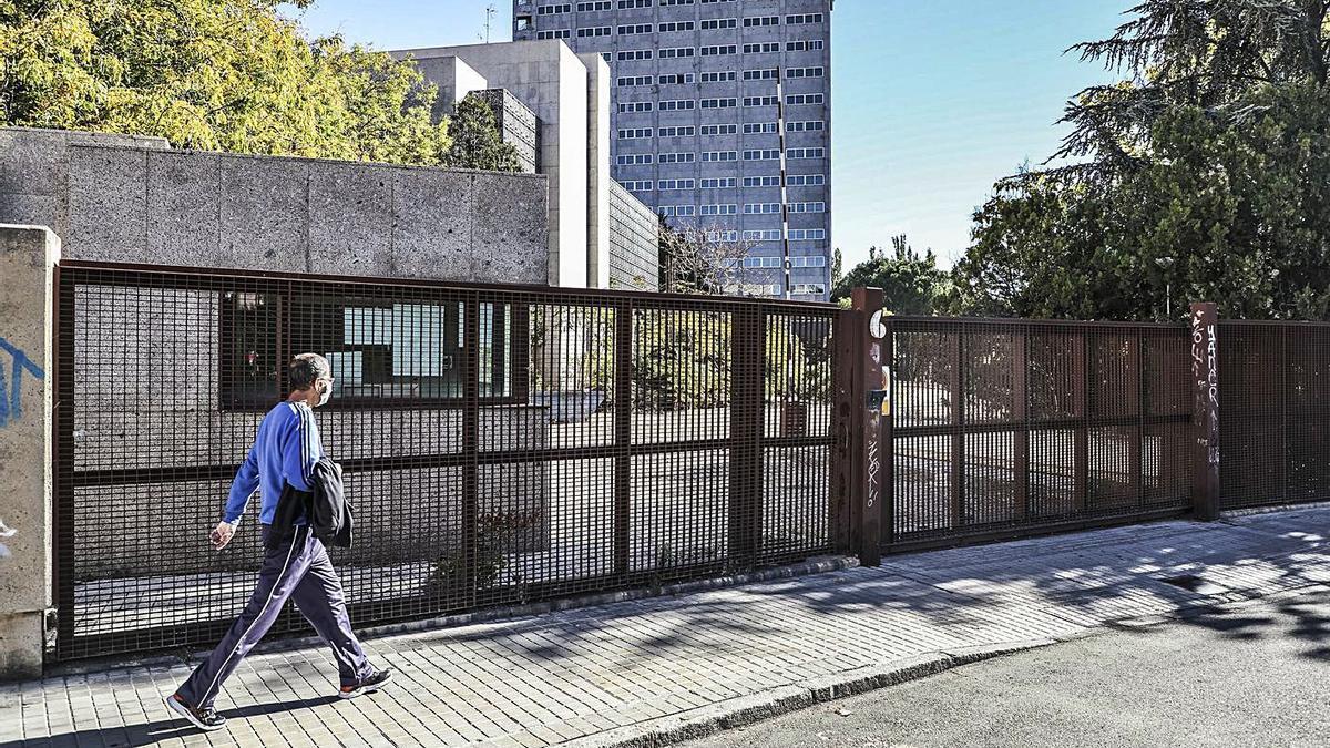 La valla del Banco de España cerrada durante la jornada de ayer. | Nico Rodríguez