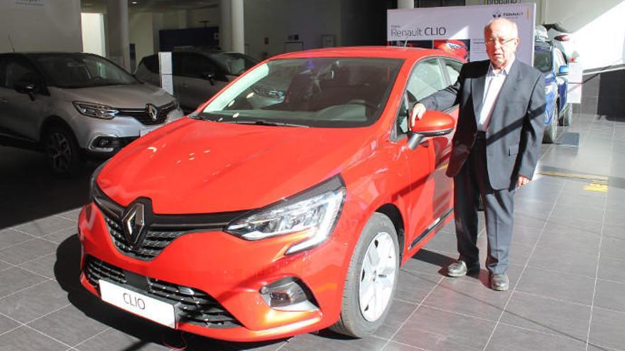 Francisco Inclán, junto al recientemente presentado Renault Clio.