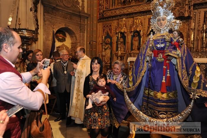 Los niños pasan por el manto de la Fuensanta