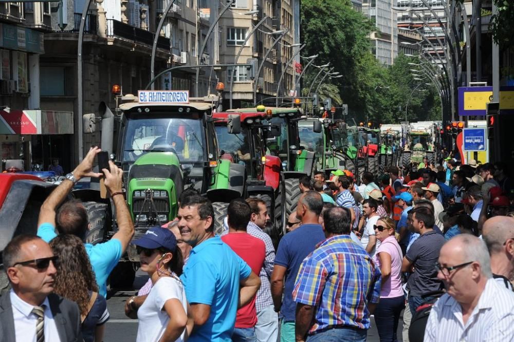 La Gran Vía de Murcia, paralizada por los agricultores