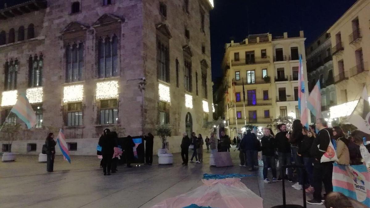 Protesta del colectivo Lambda, ante el Palau de la Generalitat.