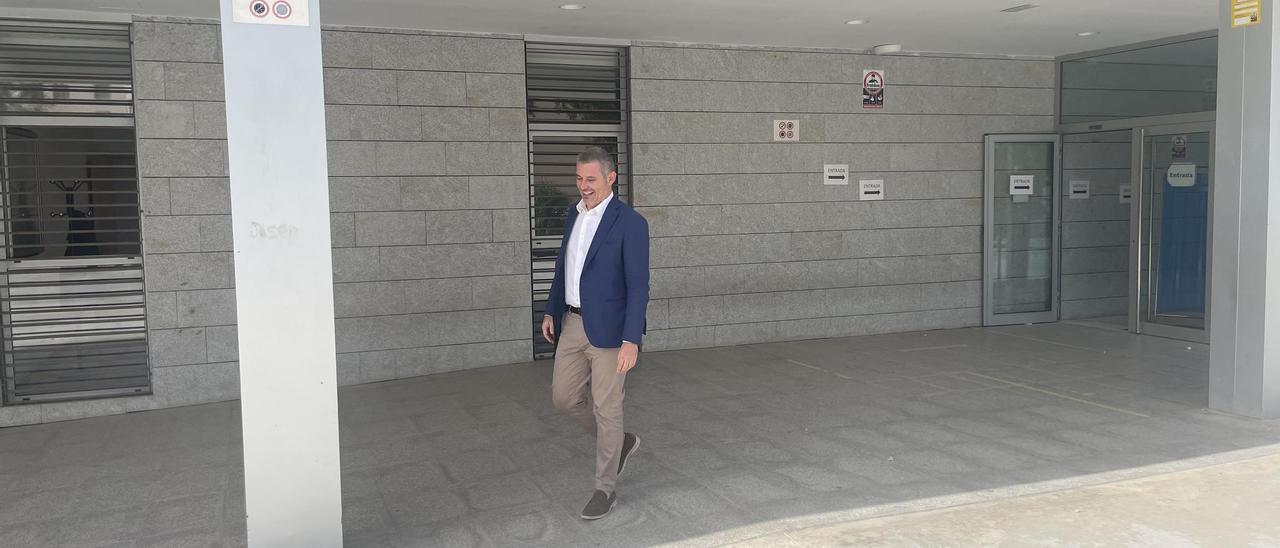 El director insular de Turismo, este lunes, cuando salía del edificio de los juzgados.