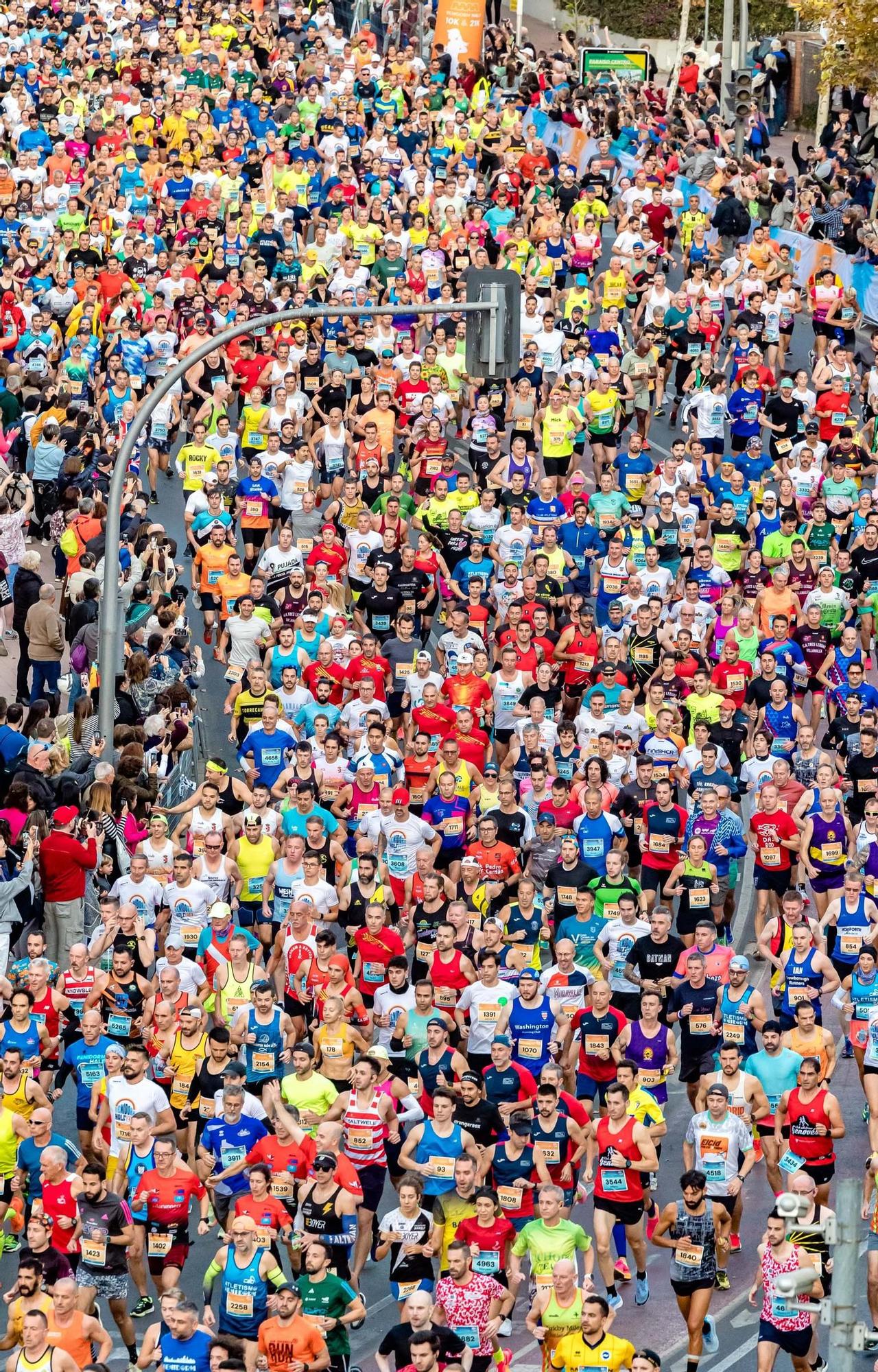 Cerca de 5.000 corredores toman Benidorm.