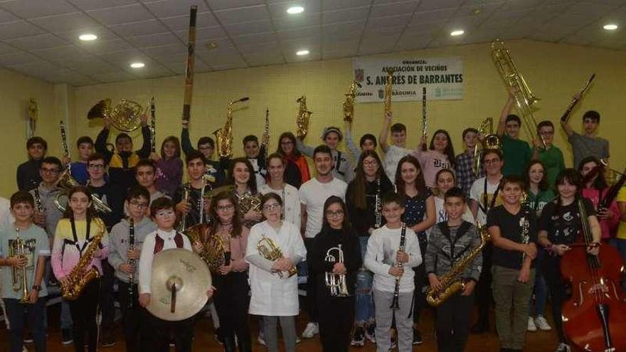 Los integrantes de la banda infantil de la Agrupación Músico-Cultural de Ribadumia, anoche en el centro social de Barrantes. // Noé Parga