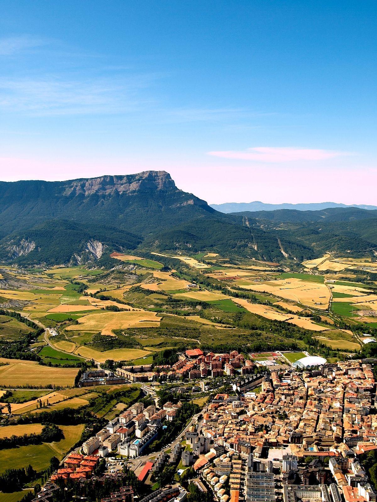 Novés cuenta con una panorámica impresionante del Paisaje Protegido de Peña Oroel y Sierra de San Juan de la Peña.