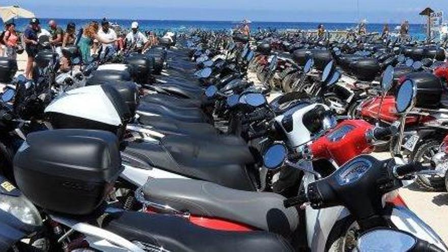 Cientos de motos en el último aparcamiento de la zona situado junto al Ministre.