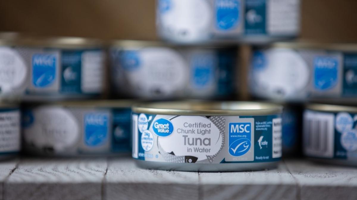 Latas de atún, en un lineal de Walmart