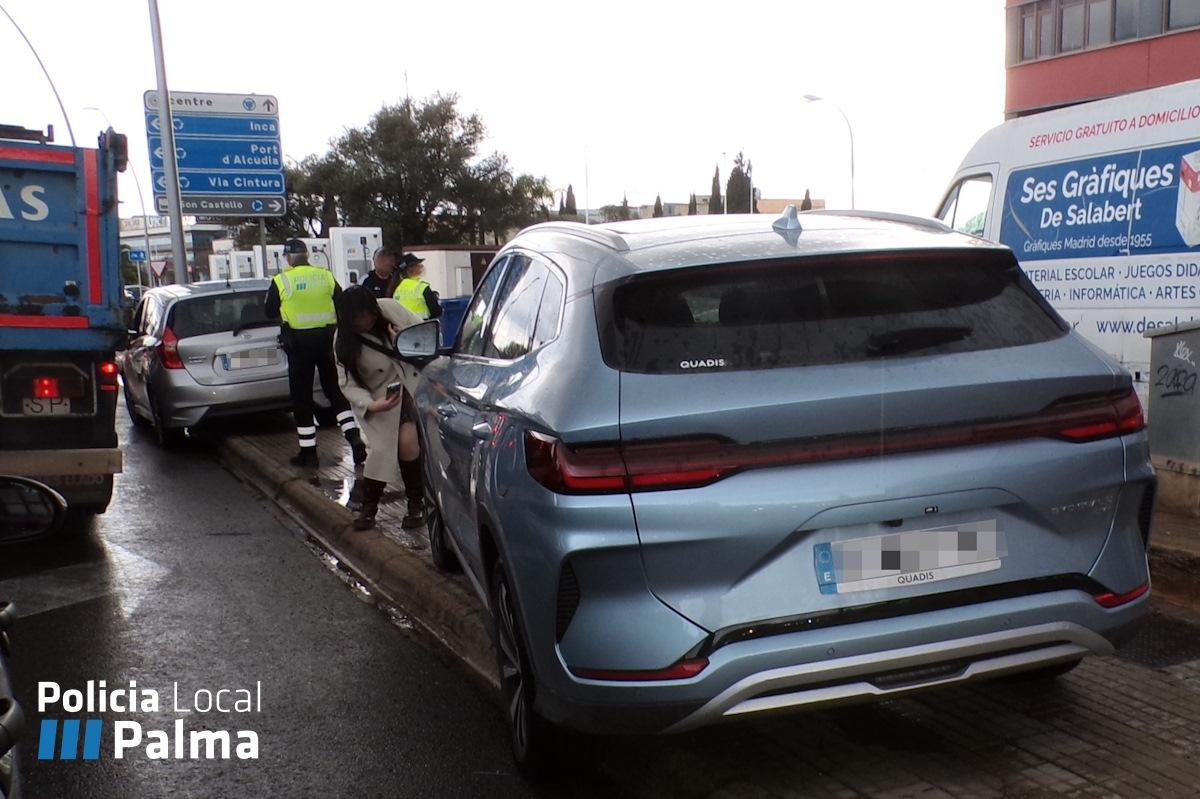 Agentes de la Policía Local, junto al coche que provocó el accidente.