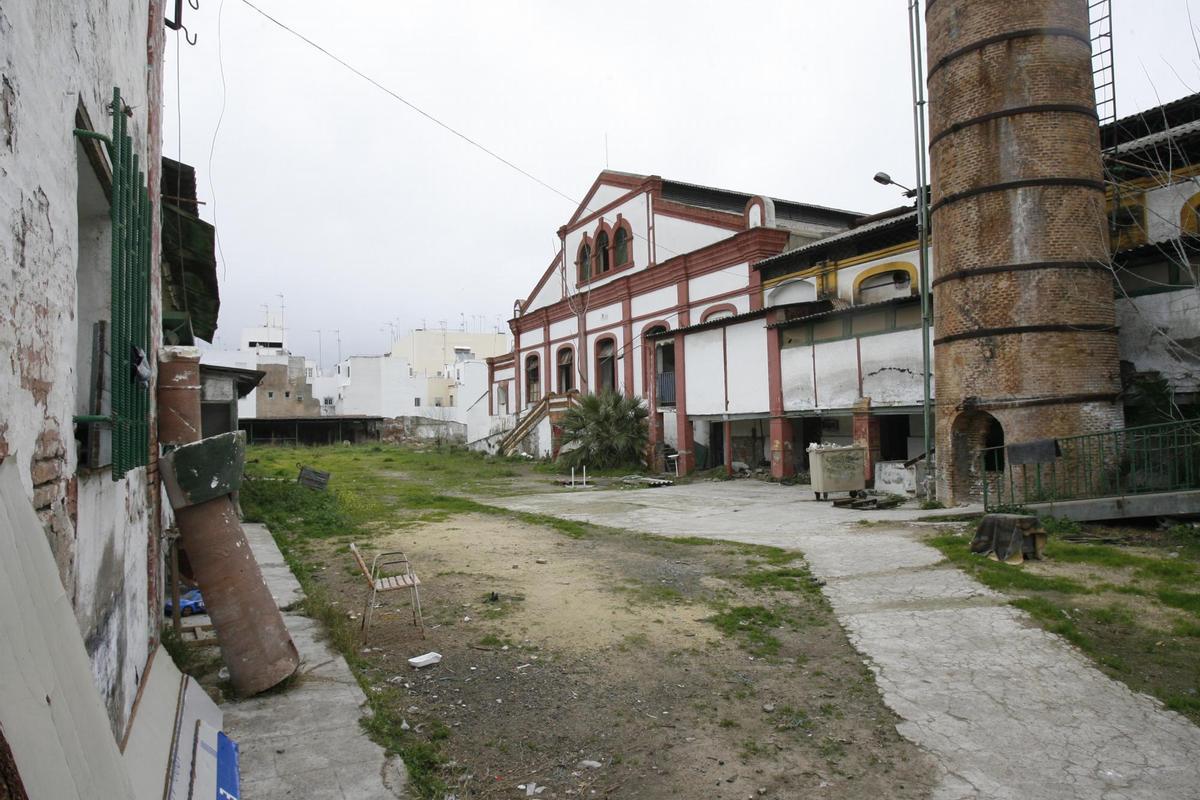 El pleno aprueba la «hoja de ruta» propuesta  por la plataforma para la antigua fábrica de vidrios