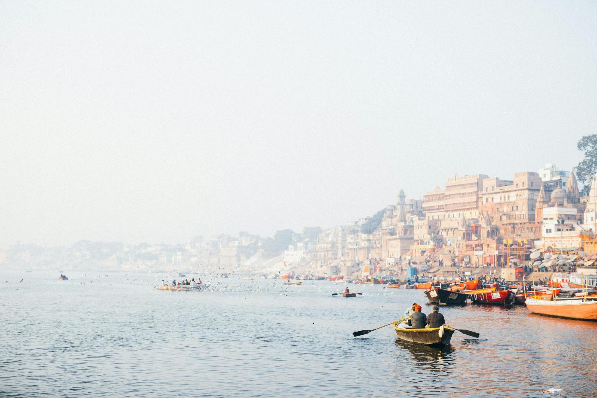 Meditar a orillas del Ganges, una experiencia única
