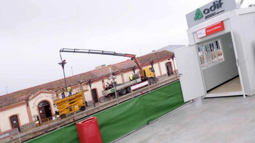 Imagen de los primeros trabajos para la  demolición de la estación centenaria de tren &quot;Albatera-Catral&quot; en San Isidro, en una imagen de ayer.