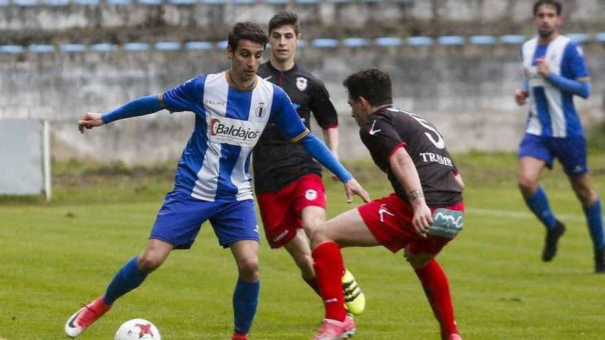 Luis Nuño, presionado por Pelayo y Andrés.