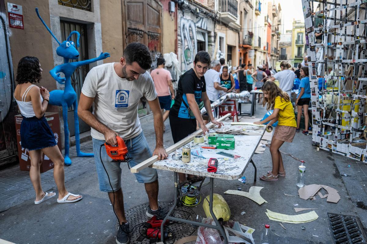 Vecinos del barrio de Gràcia, decoran las calles para sus fiestas