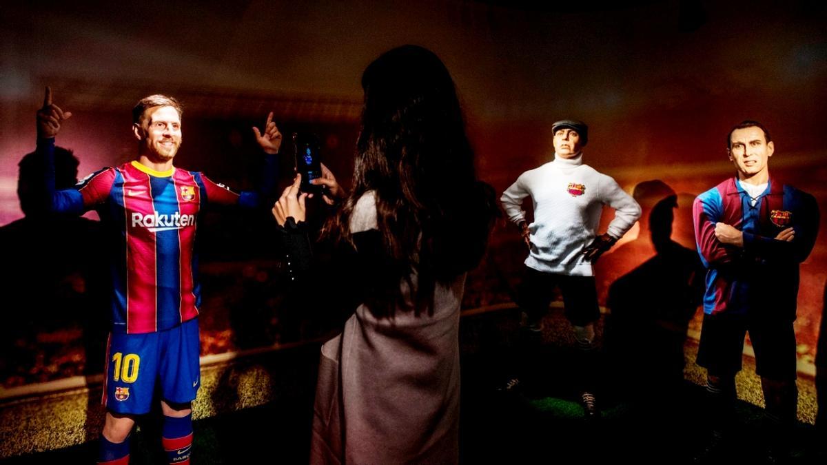 En el Museu, Leo Messi aún sigue luciendo la camiseta del Barça junto a Zamora y Samitier.