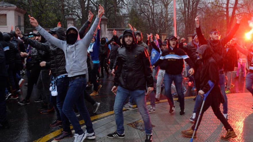 Los hinchas del OM dirigiéndose al estadio.