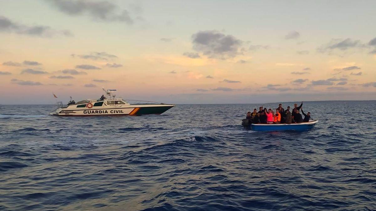 Archivbild: Guardia Civil stoppt ein Flüchtlingsboot vor Mallorca.