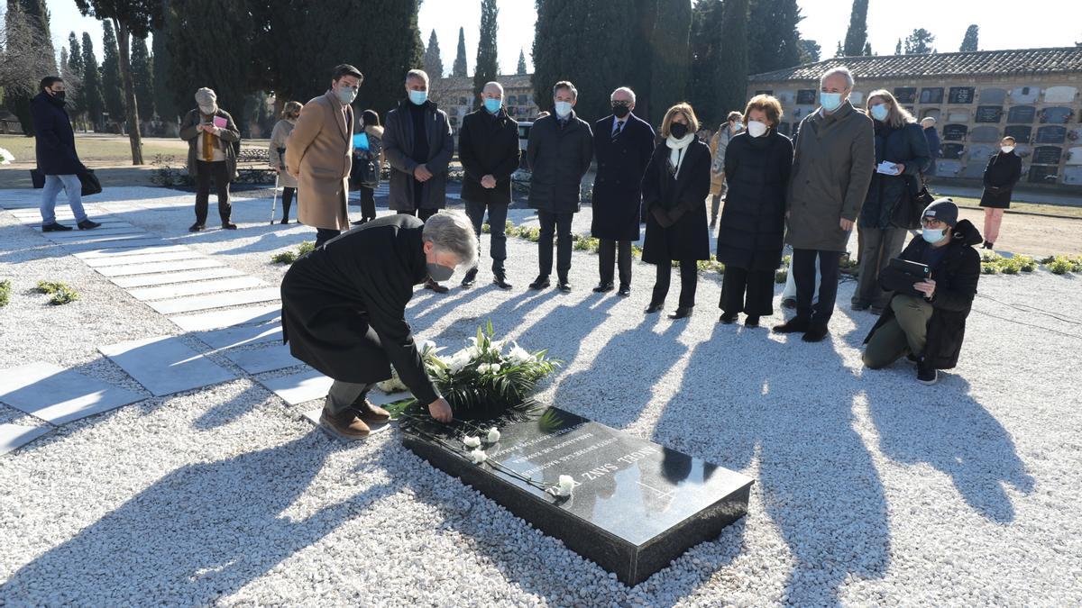 Colocación de flores sobre la tumba del diplomático zaragozano.