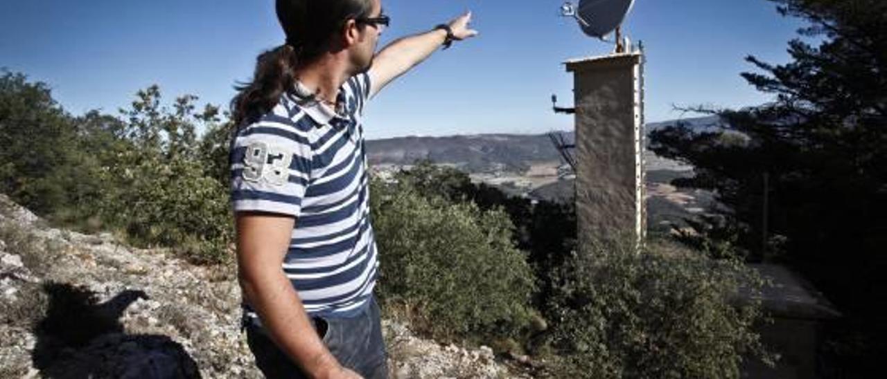 El técnico Juan Luis Soler muestra la antena y los dos GPS que hay arriba de la torre.