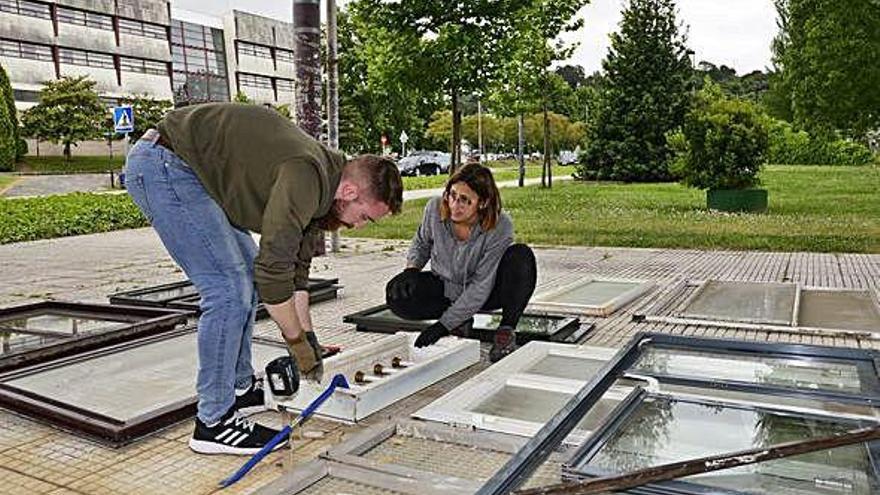 Los voluntarios comenzaron ayer en el Campus de Elviña a construir el Aula Libre.