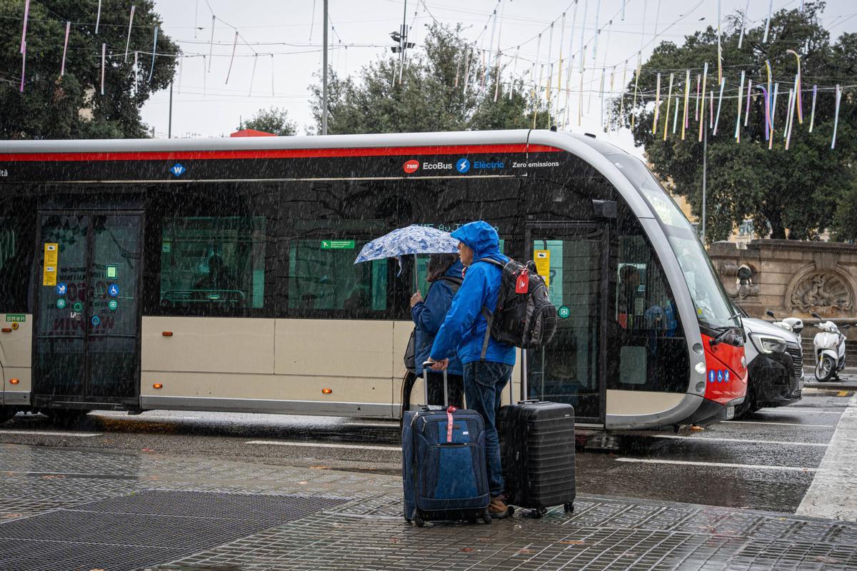 Gente con paraguas por las lluvias en Barcelona, Plaza Catalunya.